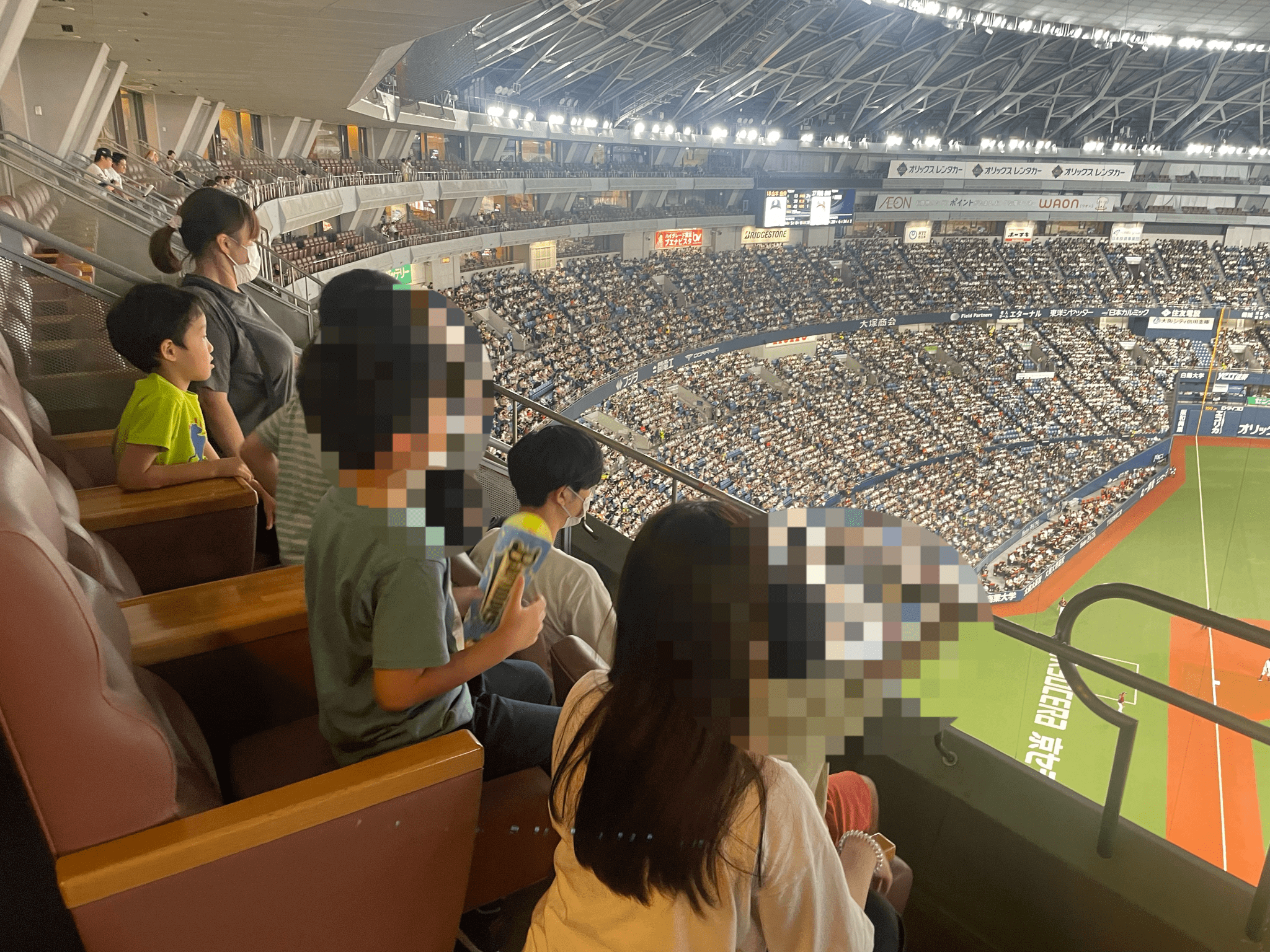 京セラドーム大阪で野球を観戦する子供たち